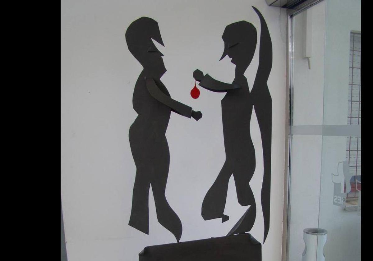 Escultura en honor de los donantes de sangre en el Centro de Salud de Fregenal.