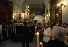 Las velas de las mujeres frexnenses acompañaban a la Soledad en el interior de Santa María