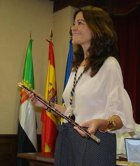 Tina Rodríguez recibiendo la ovación del público asistente tras recibir el bastón de mando.
