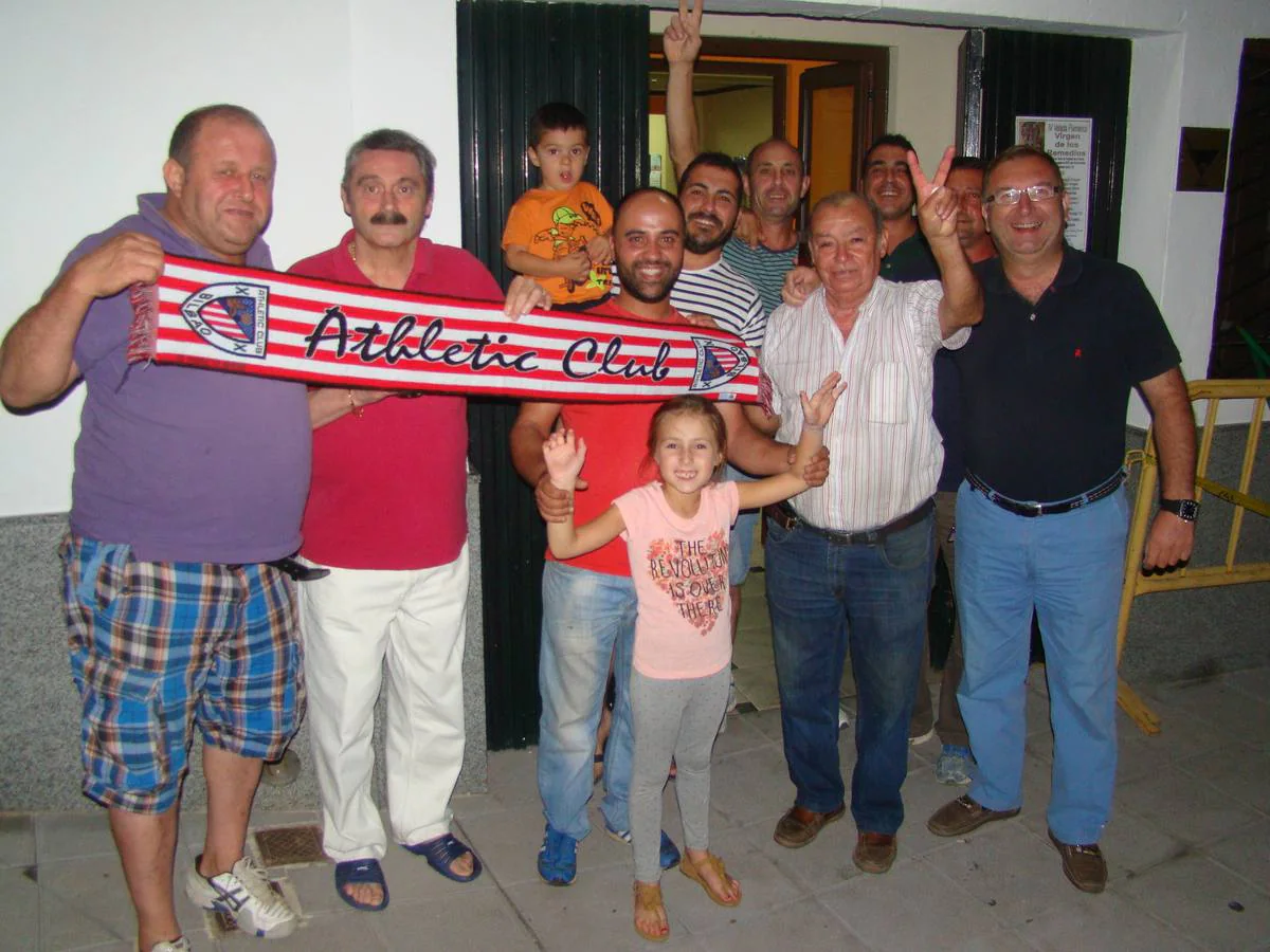 Aficionados del Athletic Club del Bilbao celebran el título. 