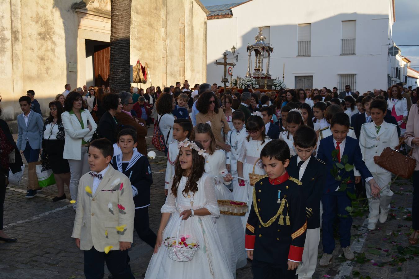 Los niños y nñas de Primera Comunión. 