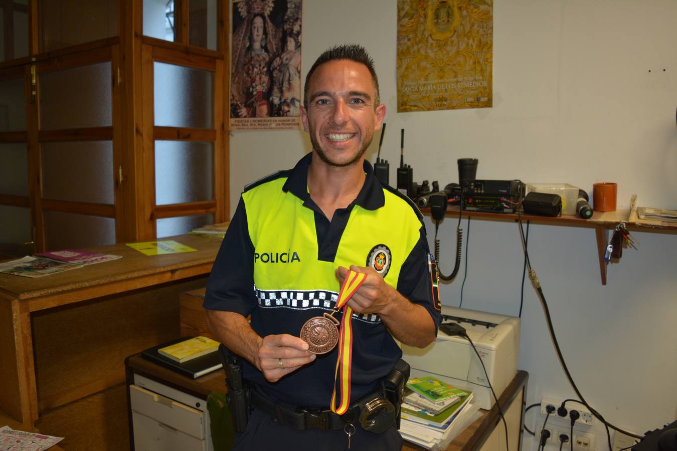 El Policía Local frexnense con su reciente medalla. 