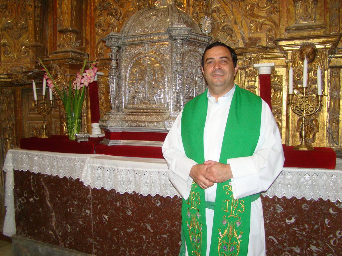 Andrés Román ante el sagrario de Santa Catalina. 