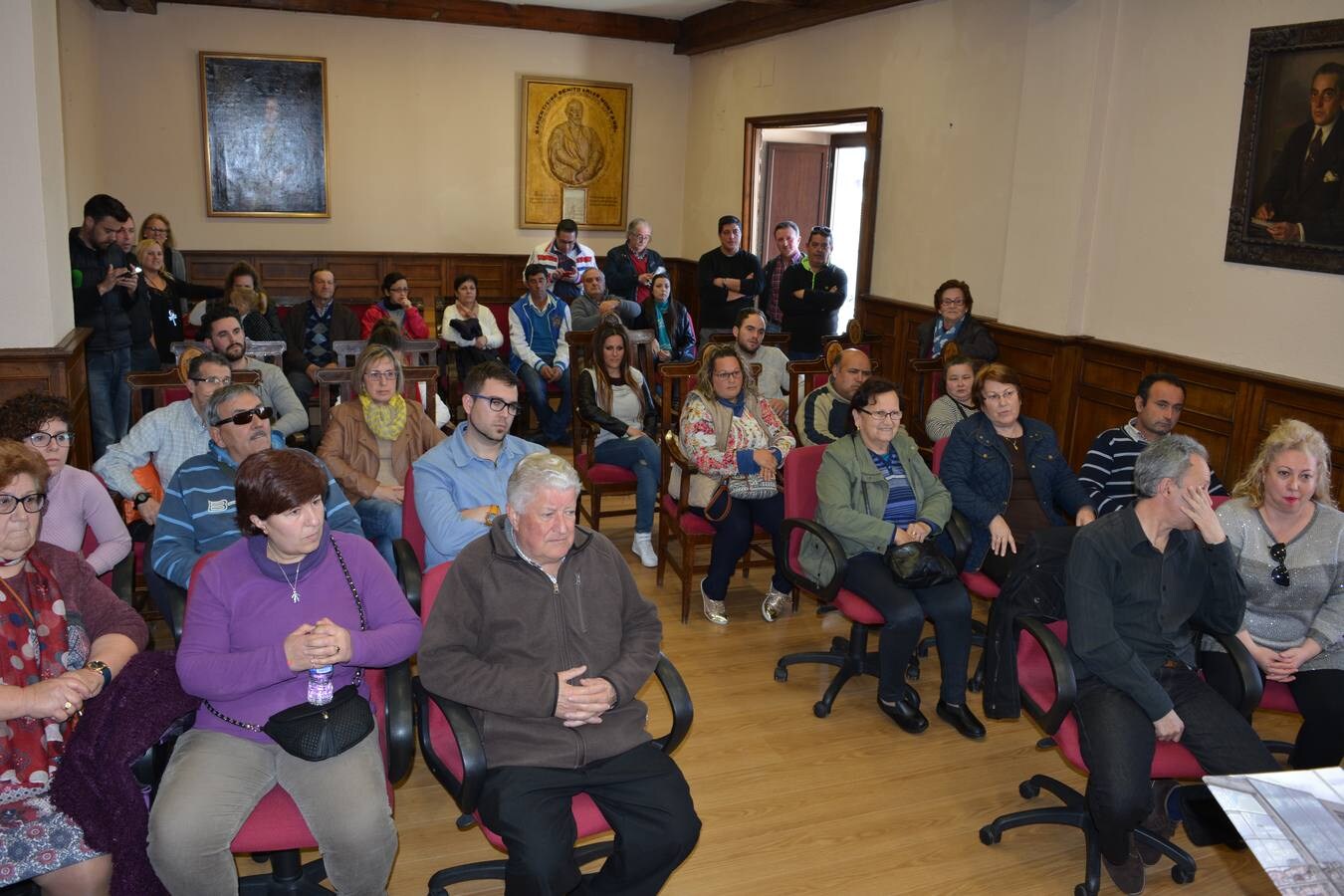 Los adjudicatarios en el salón de plenos del Ayuntamiento para la recogida de llaves. 