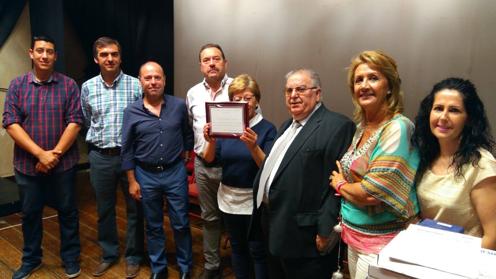 Fotografía final en el homenaje a Andrés Carrascal con los participantes en el acto. 