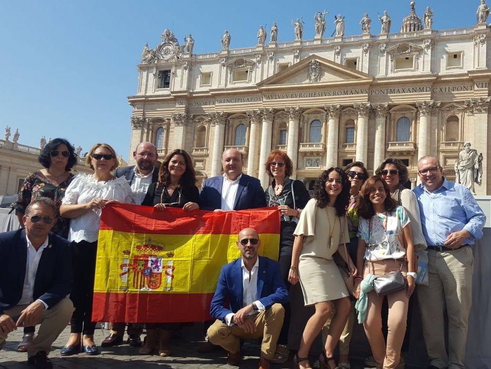 Integrantes de la expedición que representó a la Asociación de la Virgen del los Remedios y el Ayuntamiento en Roma. 