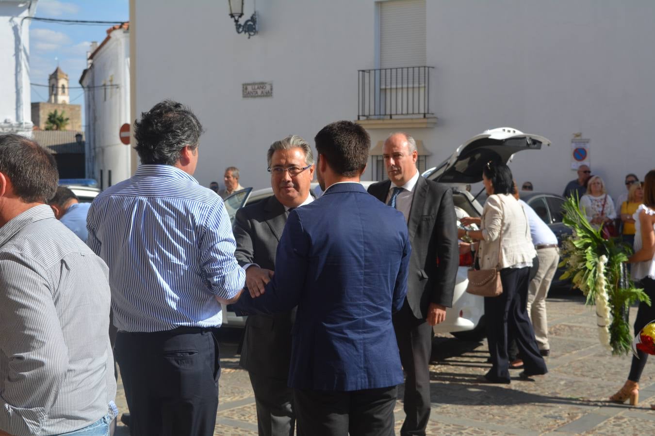  El Ministro del Interior, Juan Ignacio Zoido muy arropado en el sepelio de su madre en Fregenal. 