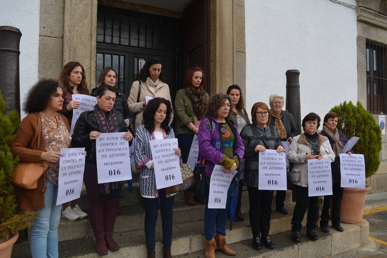 Participantes en la convocatoria institucional a las puertas del Ayuntamiento hoy. 