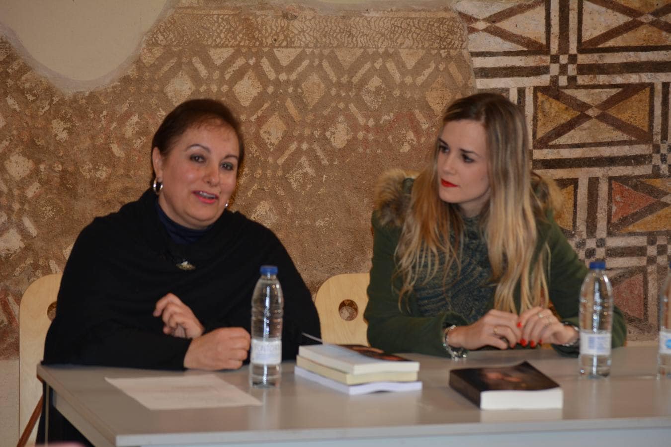 Manuela Villa y Fanny Koma en el encuentro literario. 