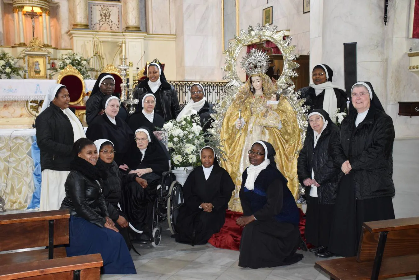 Sor María en el centro en silla de ruedas hace escasas fechas. 