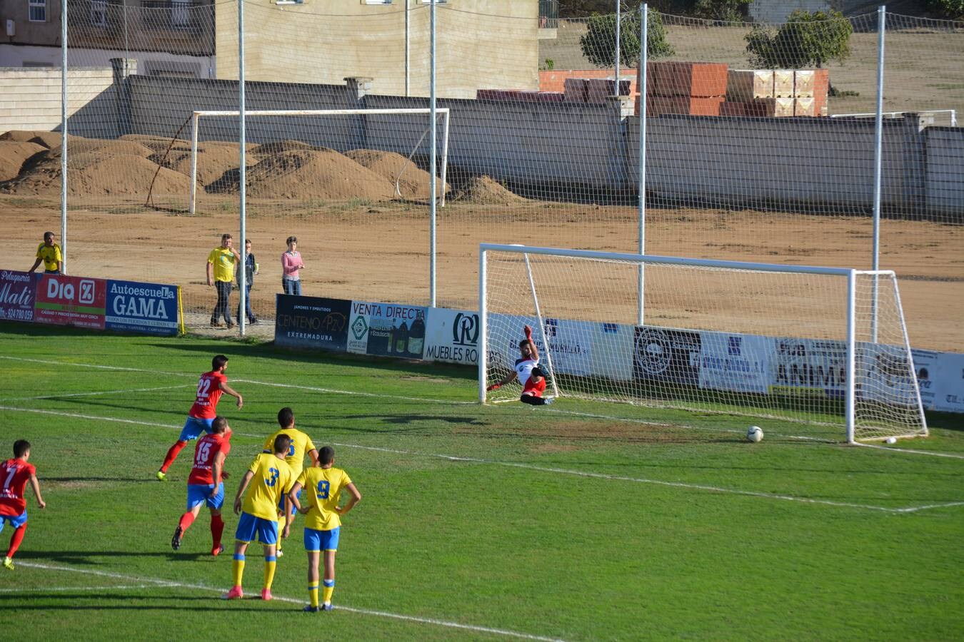 Chicho abrió la lata de penalti en Zalamea durante la primera vuelta. 