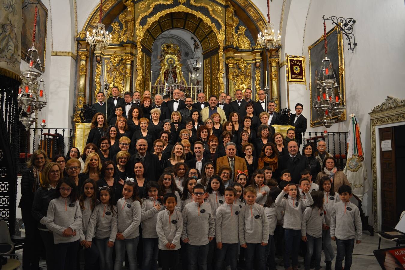 Todas las generaciones de la Coral Frexnense unidas junto a la Madre de los Remedios. 