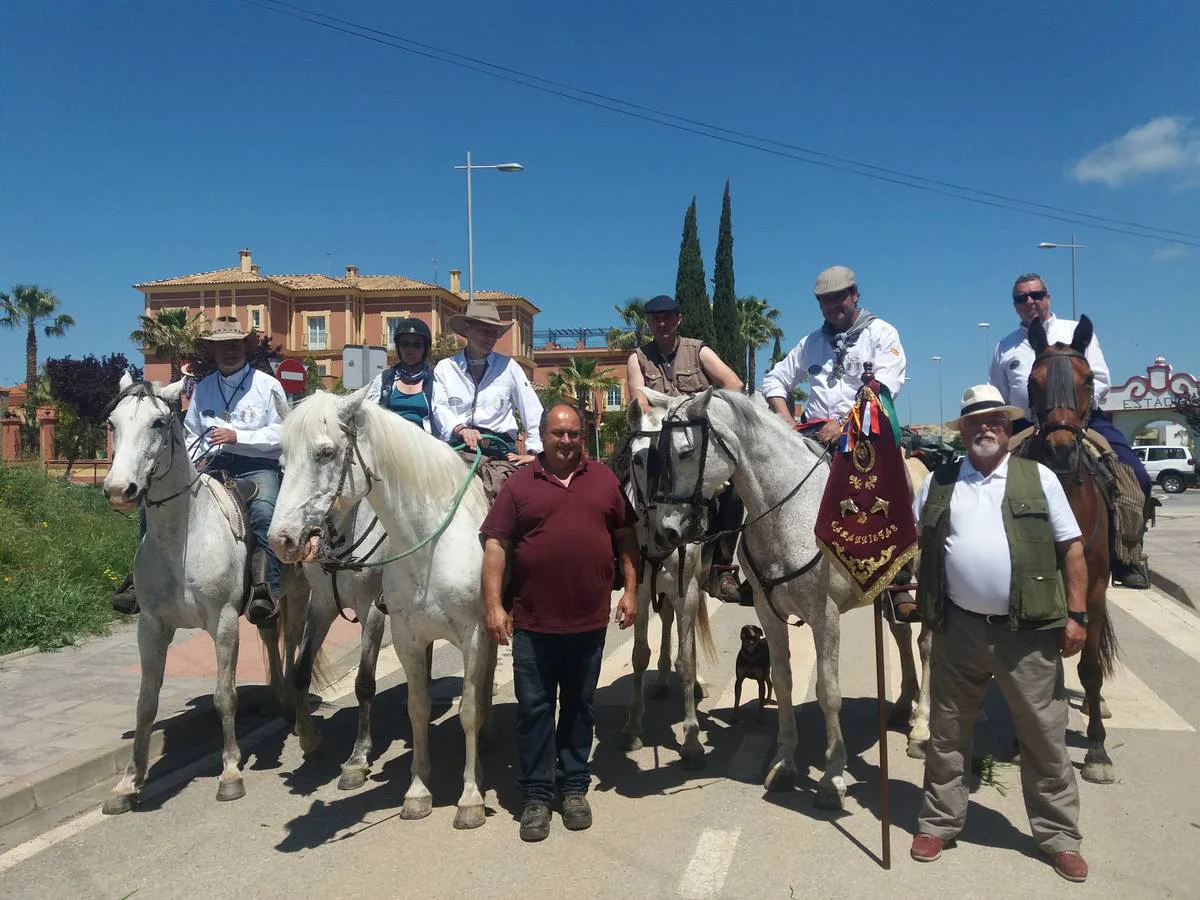 Caballistas de la Hermandad del Rocío de Badajoz comenzaban a pasar este jueves hacia la aldea de Almonte
