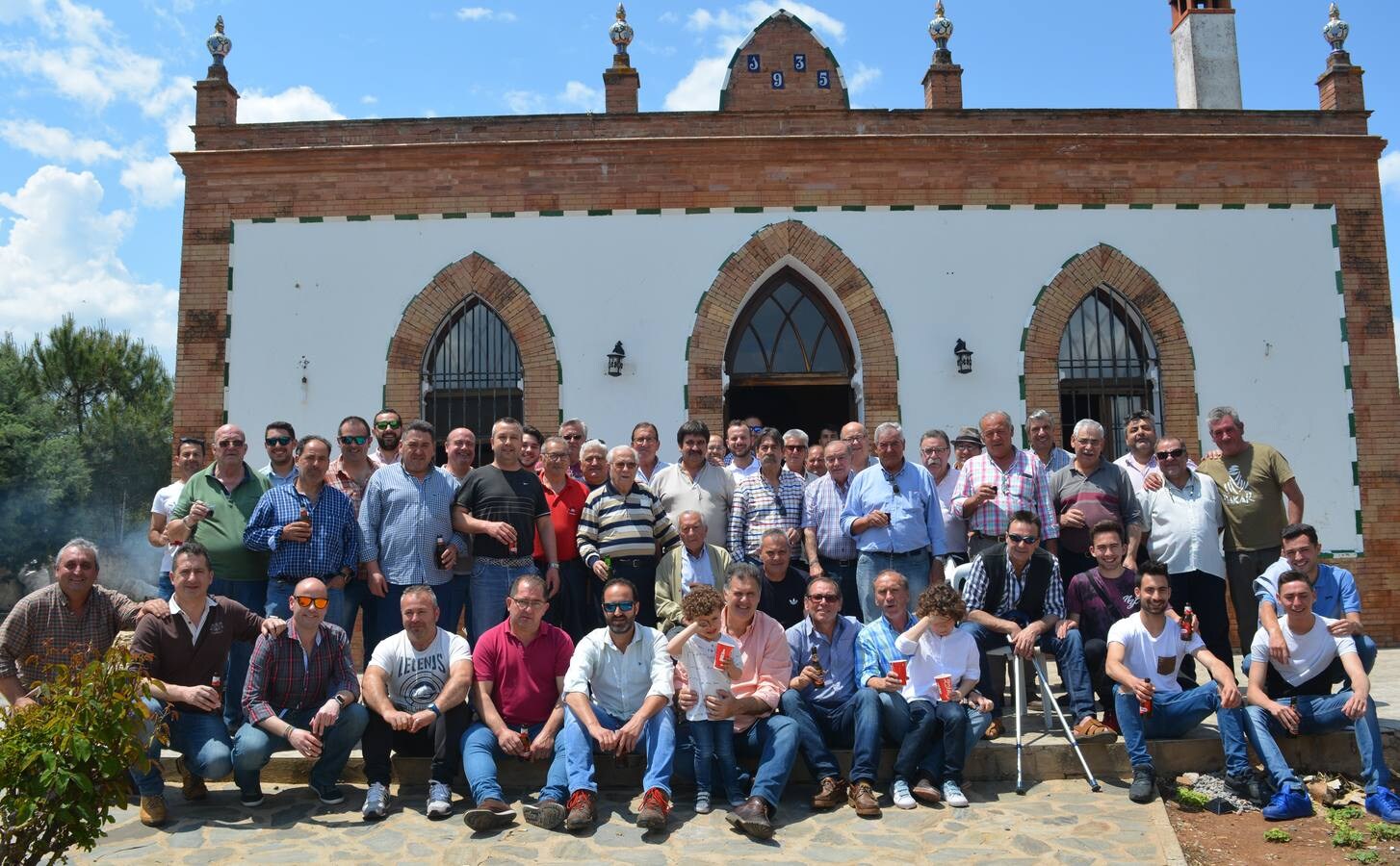 Participantes en la Chiva de la Peña los 15. 