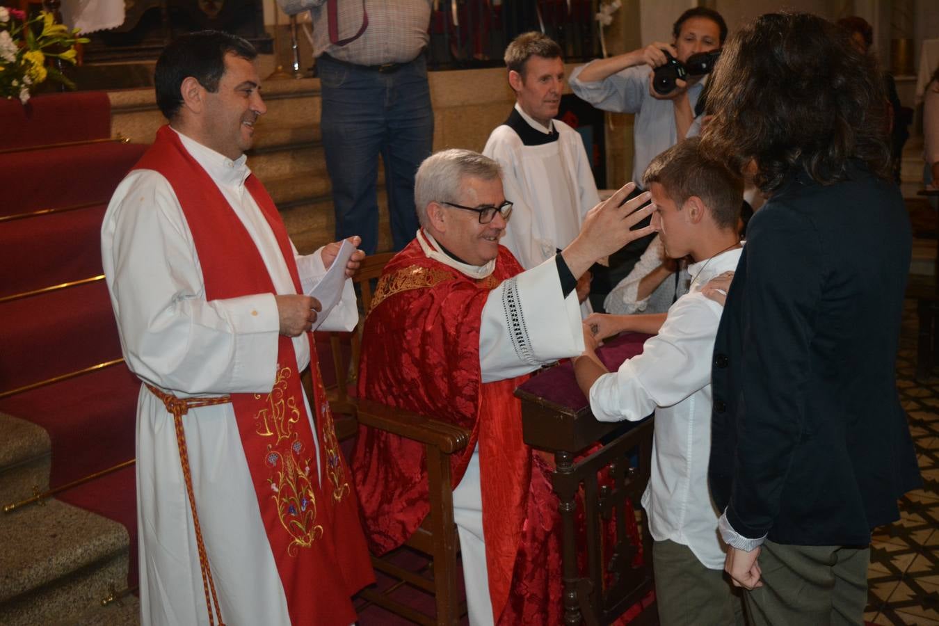39 personas de diferentes edades reciben el sacramento de la Confirmación
