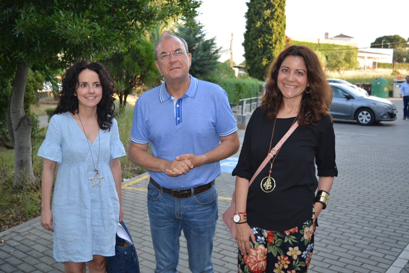 Mercedes Linares junto a José Antonio Monago y Tina Rodríguez este martes en Fregenal. 