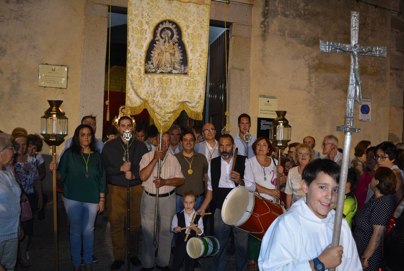 Numerosos devotos acompañaban la salida de la ‘Salve’