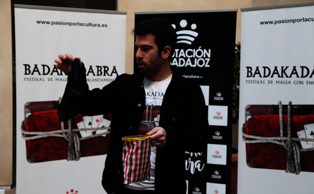 Uno de los magos esta mañana durante la presentación del Festival 