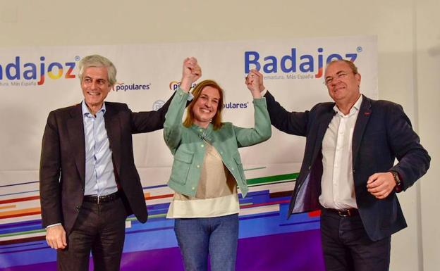 La alcaldesa junto a Adolfo Suárez y José Antonio Monago, durante el acto del lunes 