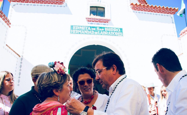 El presidente ante la Ermita de San Isidro de Fuente de Cantos, charlando con sus vecinos 