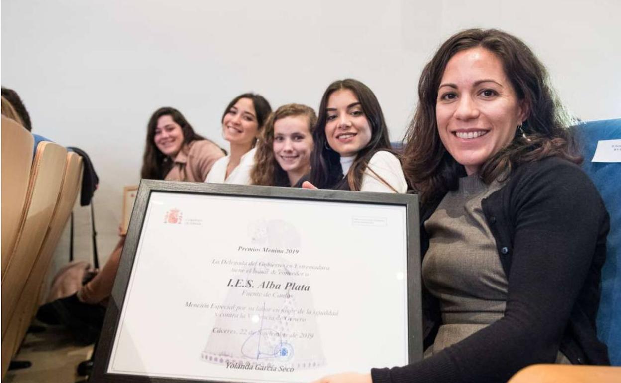 El grupo de chicas distinguidas junto a su diploma 