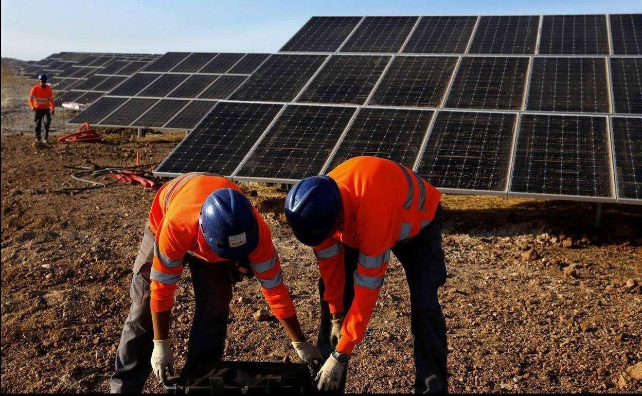 Imagen de archivo de dos trabajadores en la construcción de la planta fotovoltaica
