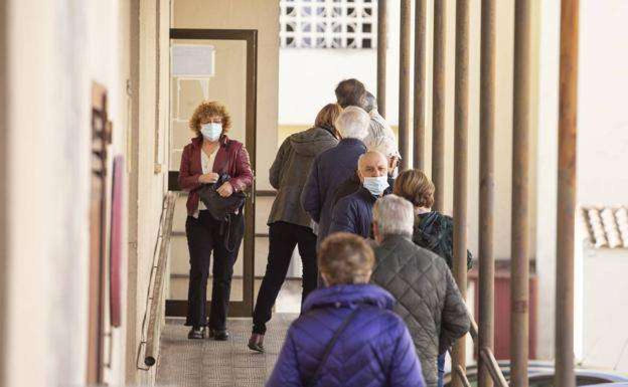 Ciudadanos acudiendo a realizarse un cribado en una zona habilitada de antígenos en la región 