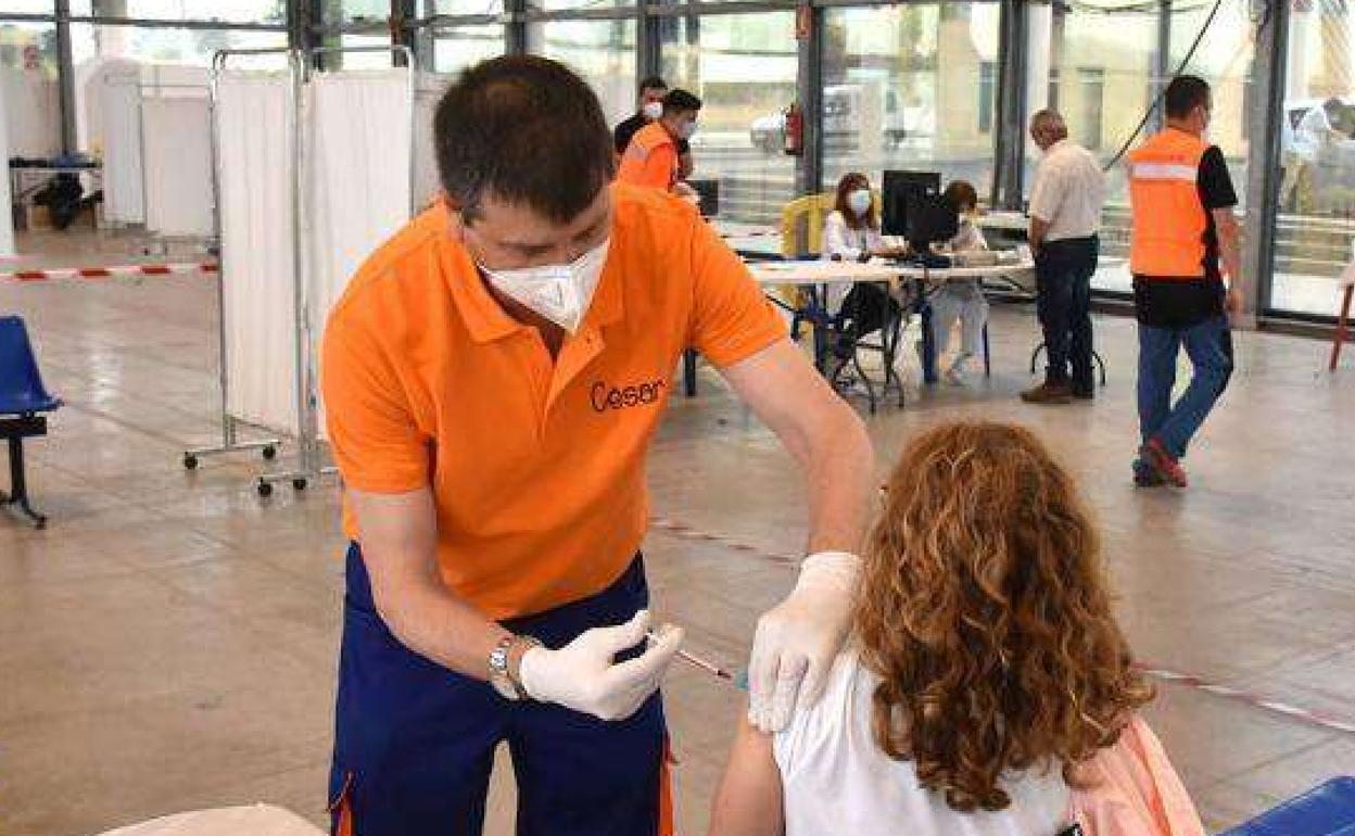 Sanitario inocula a usuaria tercera dosis de vacuna para el covid 