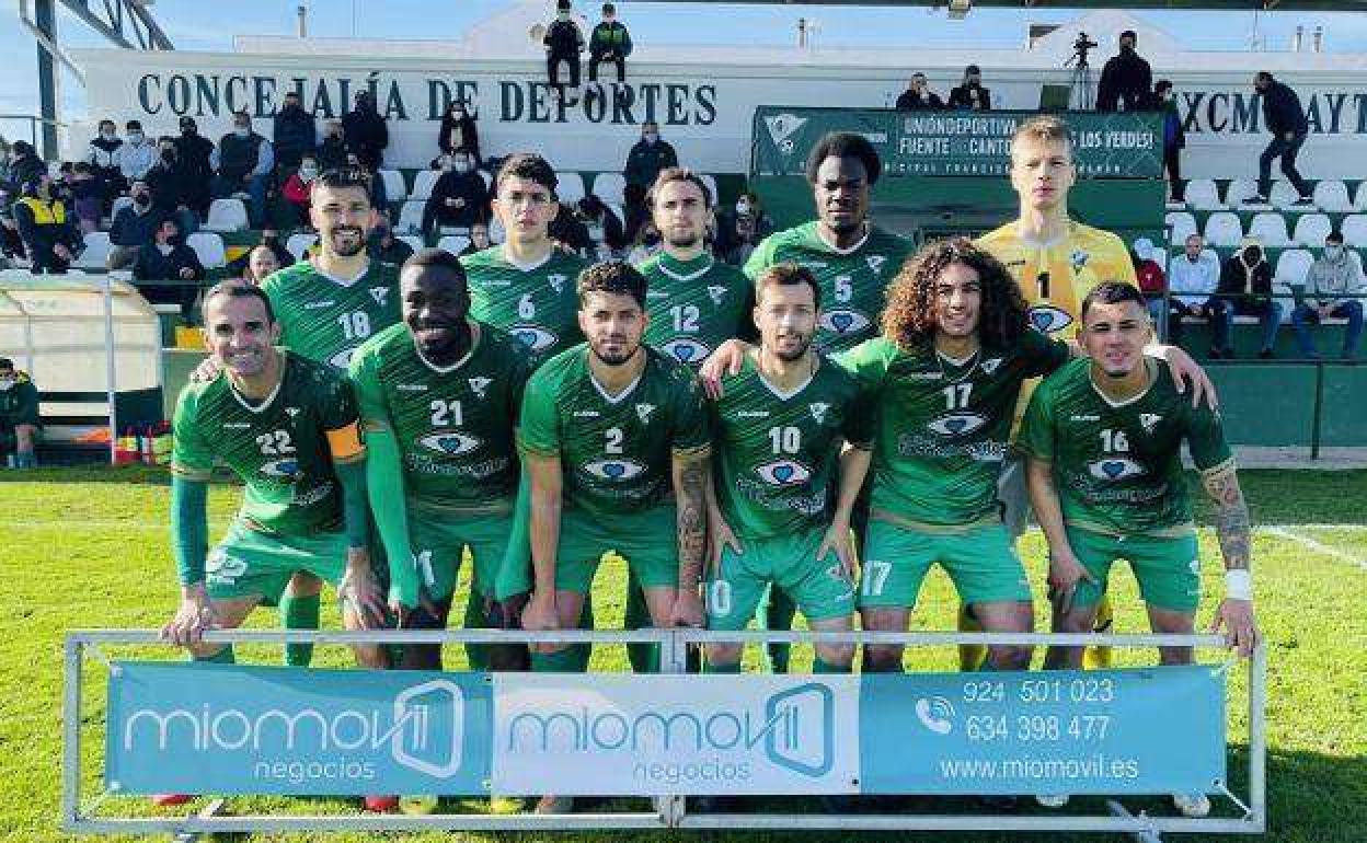 Once del 'Fuente' ante el San Serván, con dos jugadores negros.