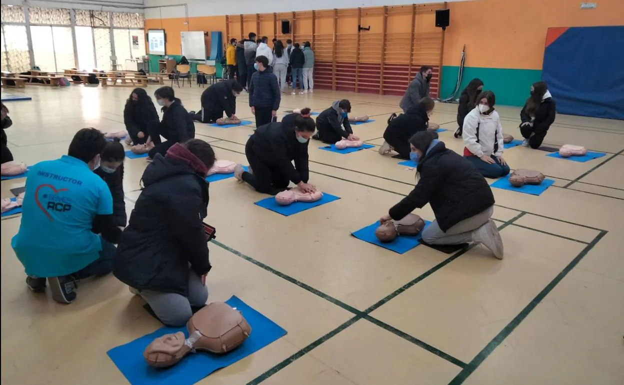 Alumnos del centro educativo realizan prácticas de primeros auxilios 