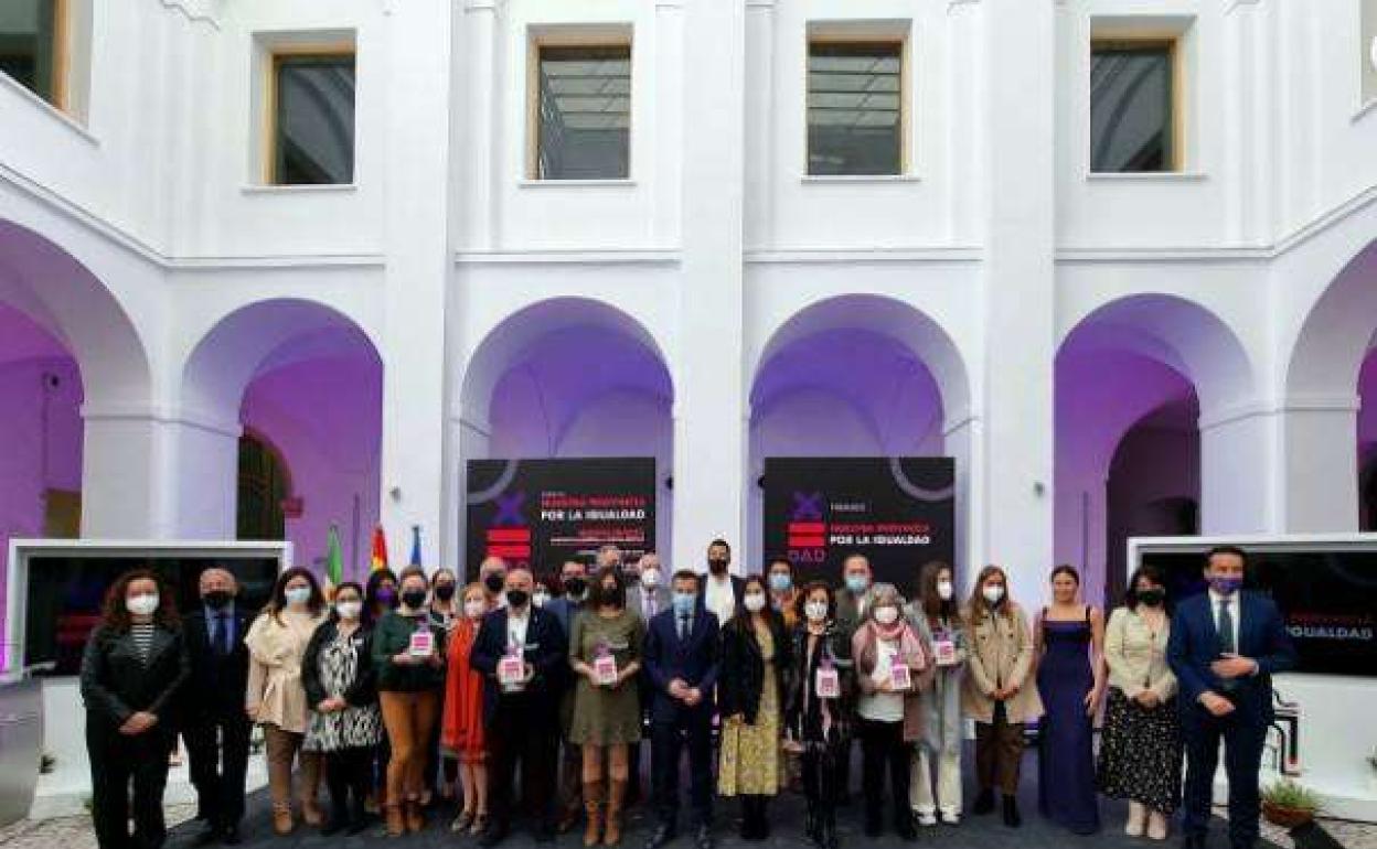 La Diputación distingue a una mujer, dos asociaciones, un ayuntamiento, una mancomunidad y un instituto por su lucha en favor de la igualdad de género