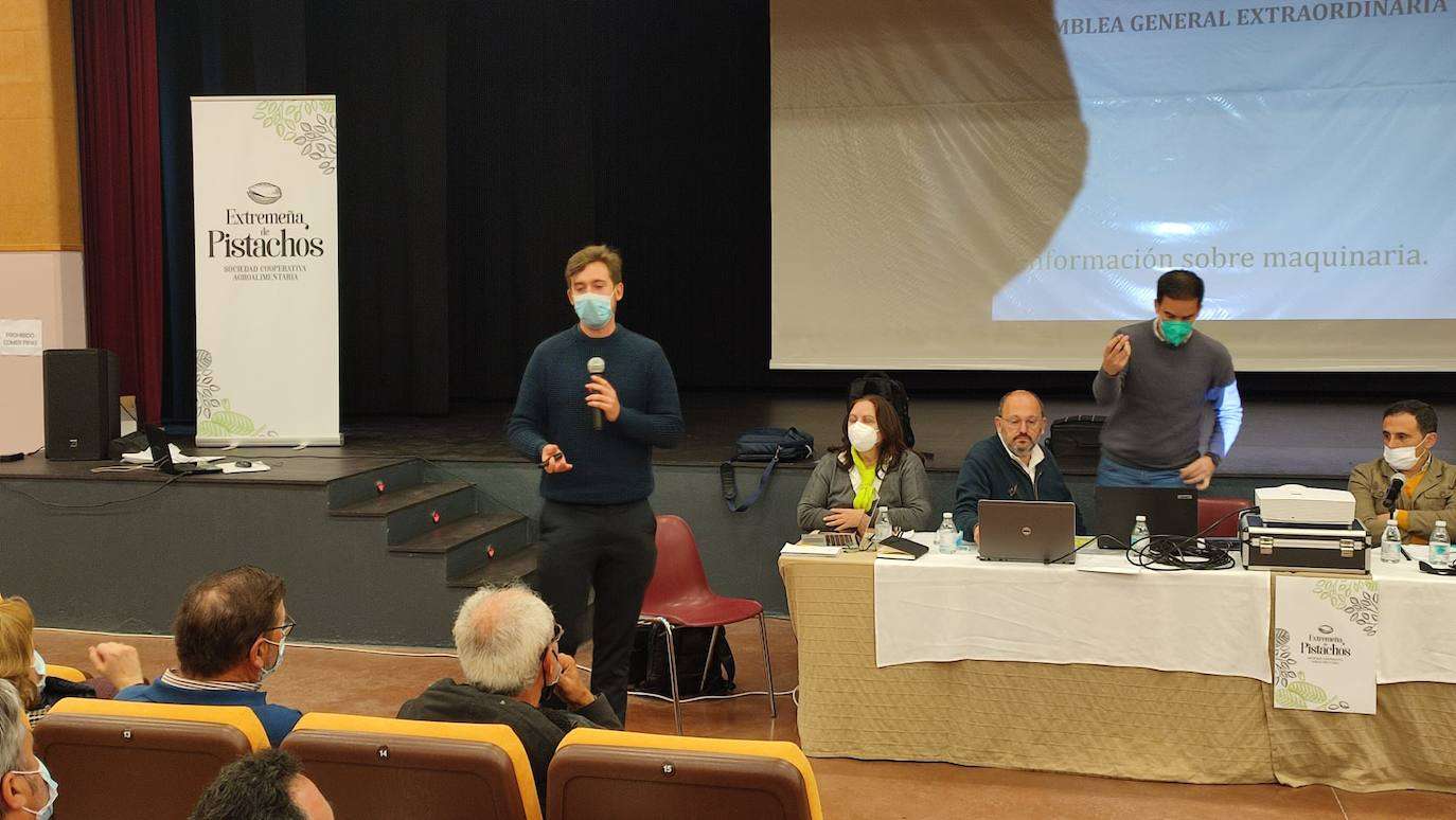 Asamblea de cooperativistas de pistachos ayer en Fuente de Cantos