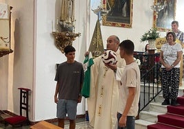 La cantera de la UD Fuente de Cantos realizó una emotiva ofrenda a la Virgen