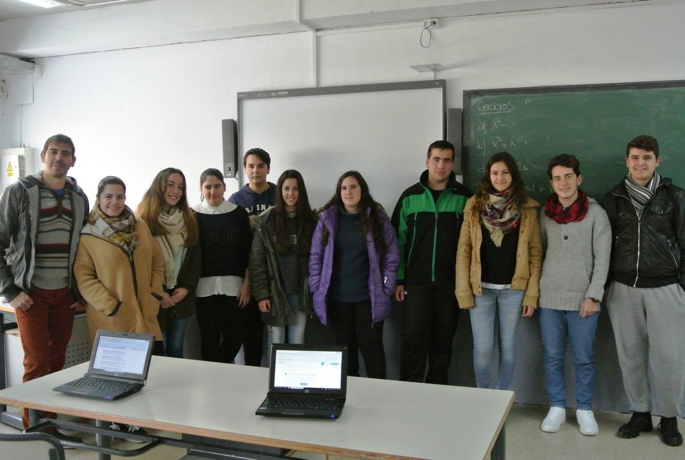 Participantes en el Euroscola junto a su profesor Pedro Martín (a la izquierda).