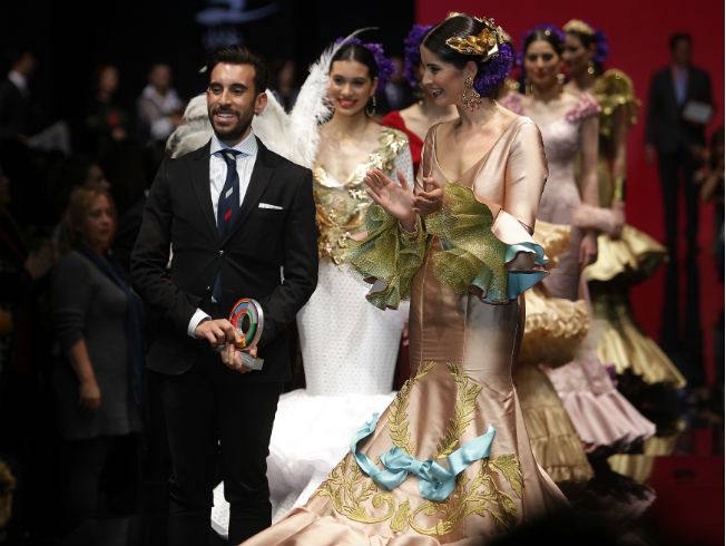 Luis Fernández con su galardón, acompañado por varias de sus modelos. 