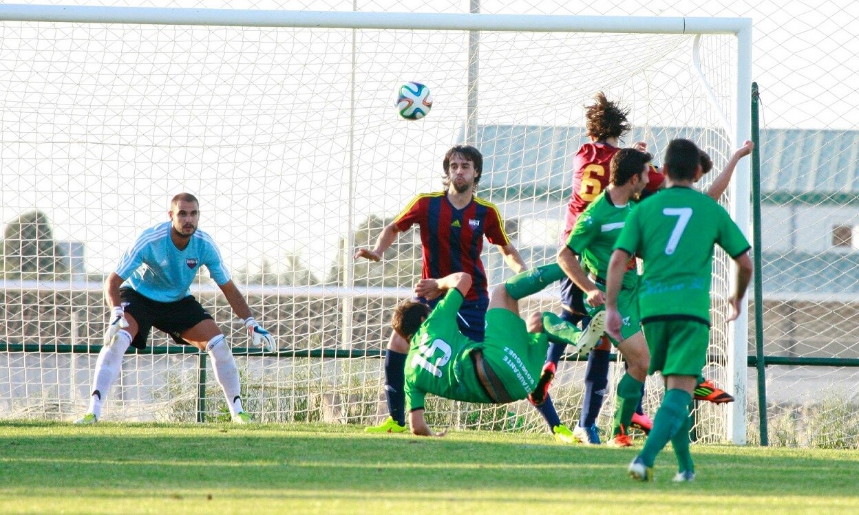 Imagen del partido de la pasada temporada entre Fuente de Cantos y Extremadura. 