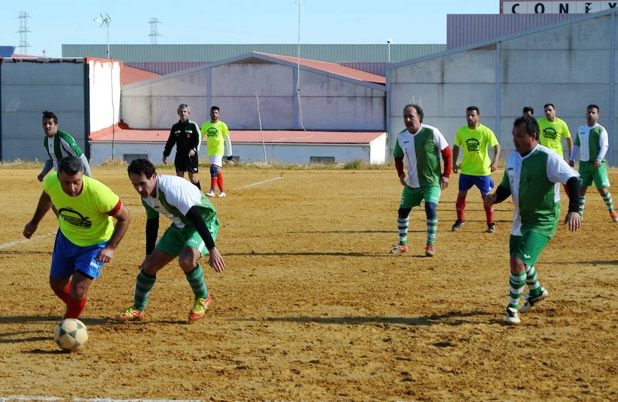 El equipo de veteranos juega contra la Selección Extremeña de Fútbol Inclusivo