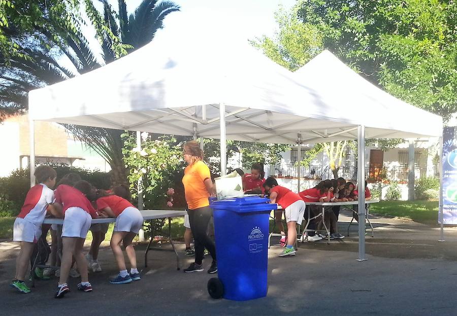 Escolares durante la jornada de reciclaje. M.C.
