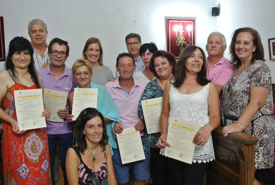 Alumnos y directivos del proyecto junto a la alcaldesa y el secretario general de Empleo. 