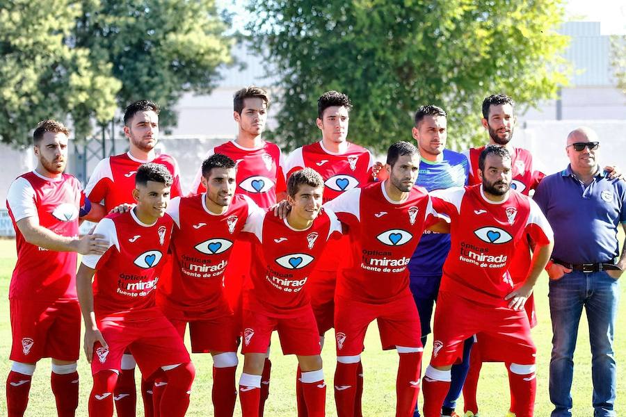 El equipo inicial posa con la nueva equipación, acompañado del patrocinador. 