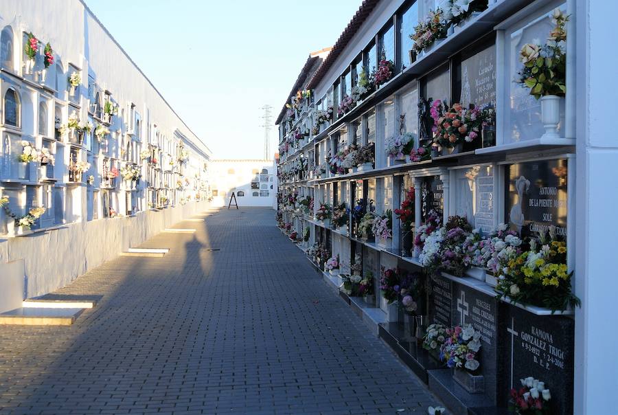 El cementerio ya está preparado para la celebración del Día de Difuntos