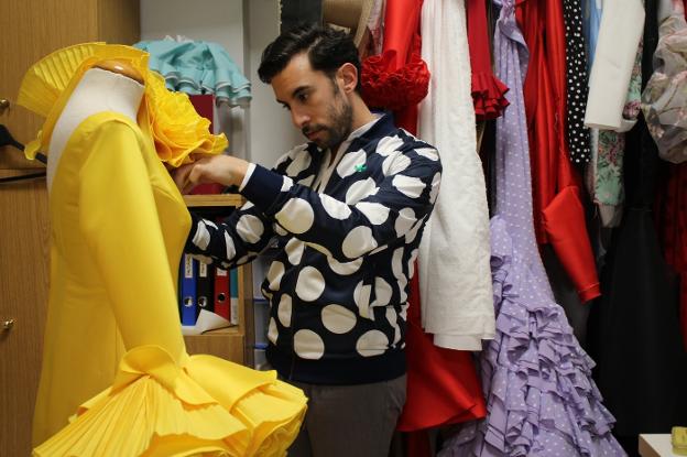 Luis Fernández trabajando en su taller de Fuente de Cantos en uno de los vestidos de flamenca de su colección 'Serendipia'/