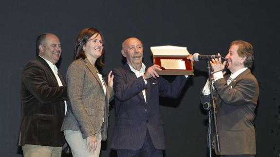 'El Niño de Badajoz' recoge una placa en 2009 dentro de una gala flamenca dedicada a su figura.