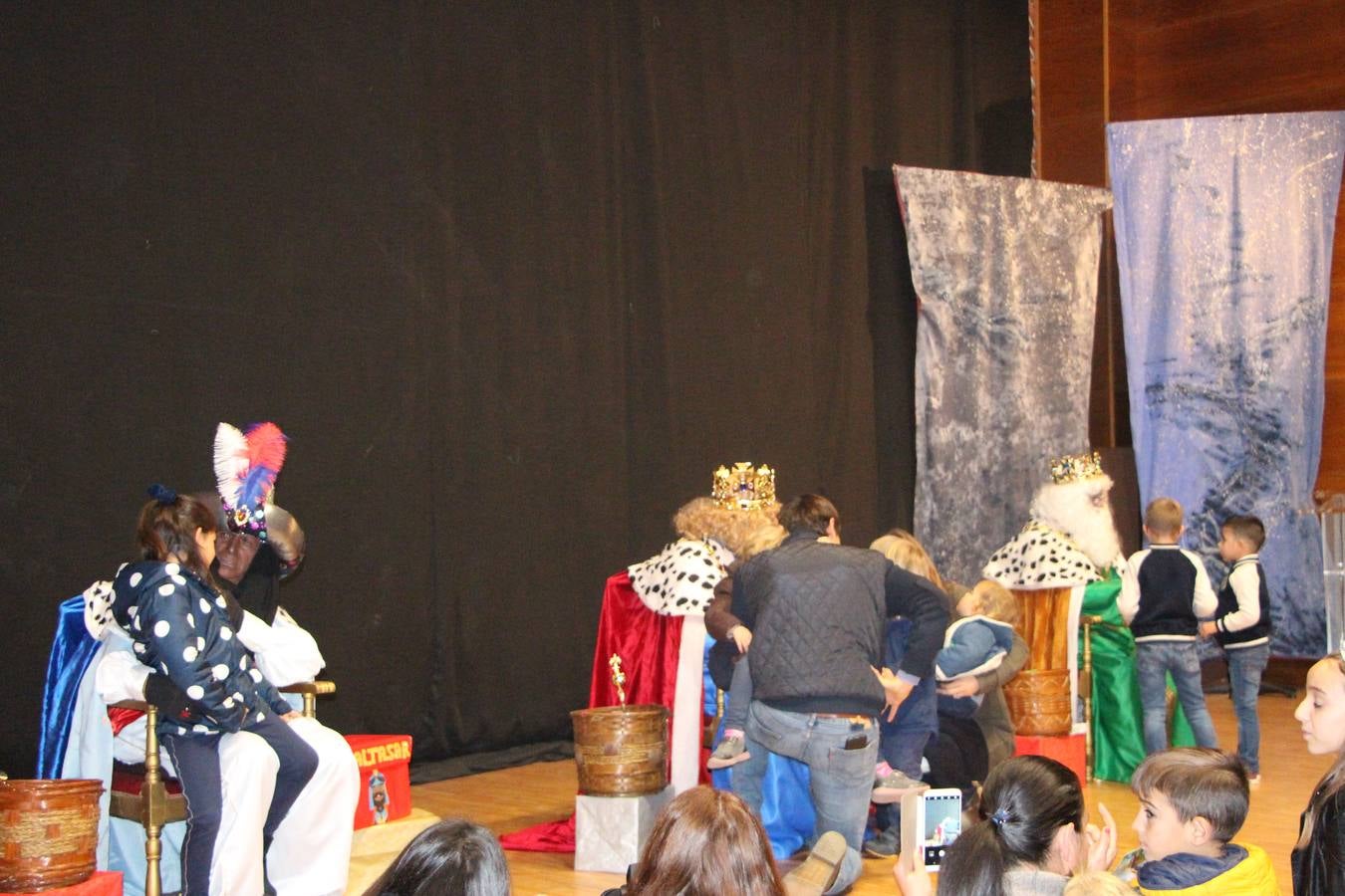 Los Reyes Magos en la Casa de la Cultura recibiendo la entrega de cartas de los niños.
