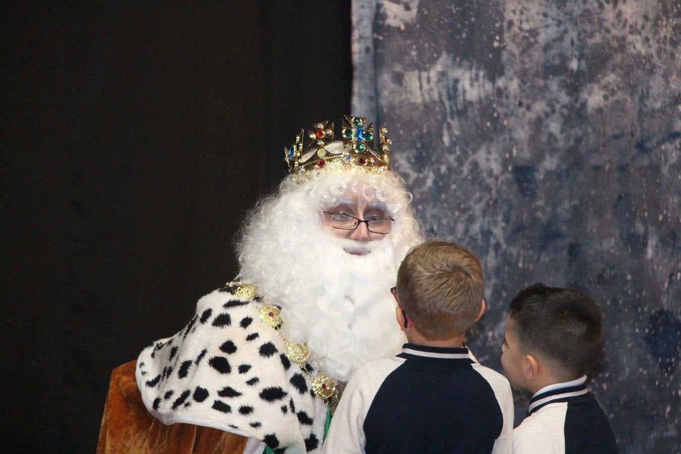 Melchor conversando con dos pequeños.