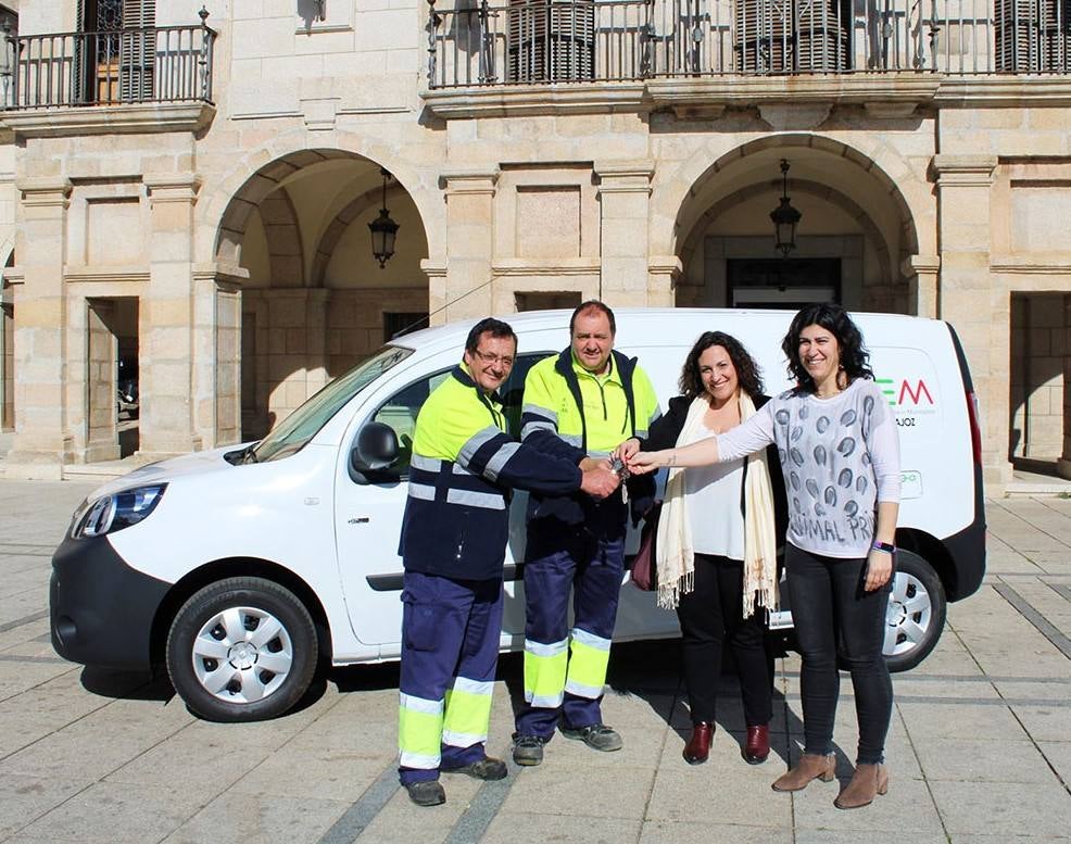 El coche eléctrico se hacía oficial esta mañana en la plaza de España. Operarios electricistas con las concejales Marisol Heras y Josefa Ruiz.