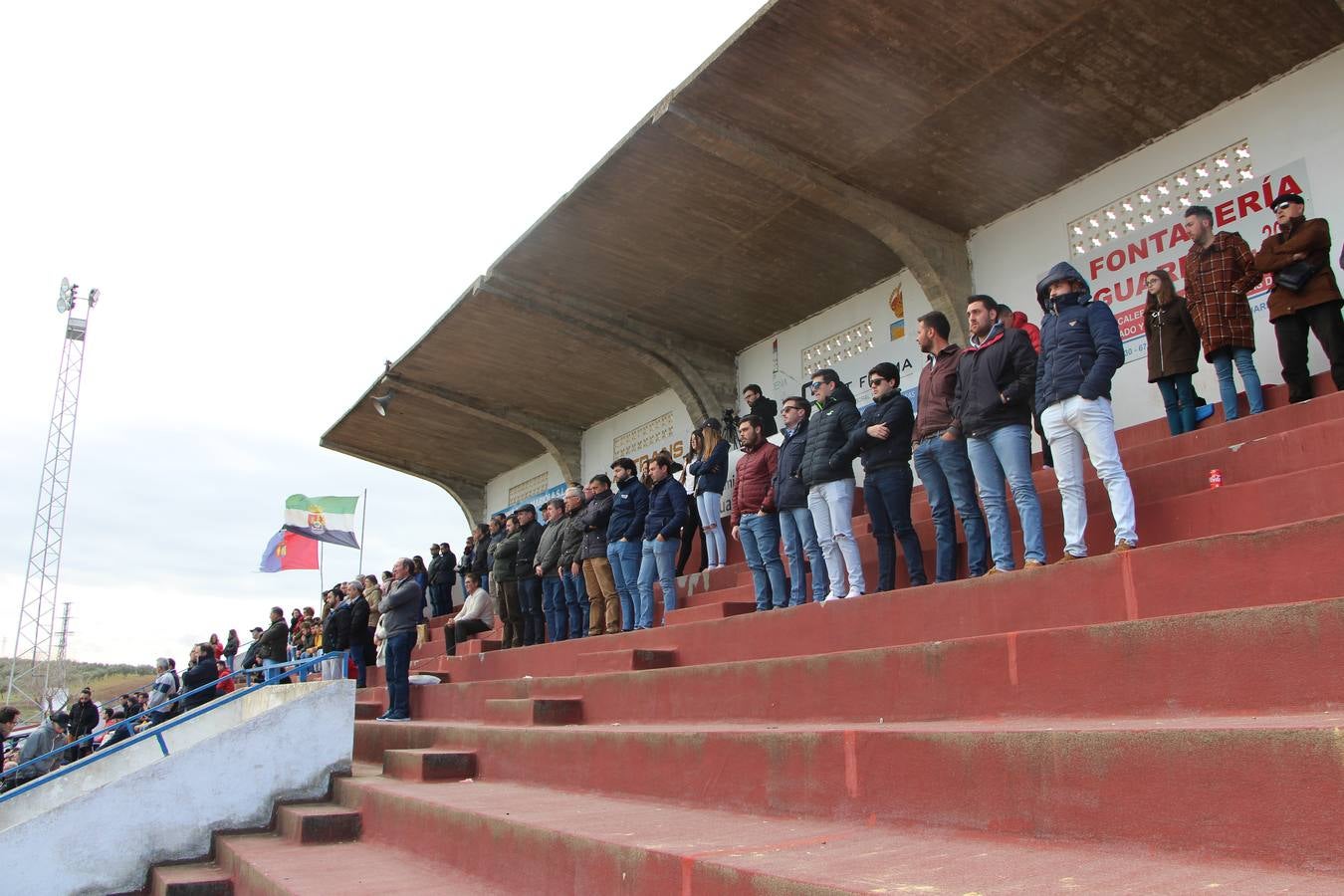 Momento que las dos aficiones guardan un minuto de silencio en La Noria por el pequeño Julen.