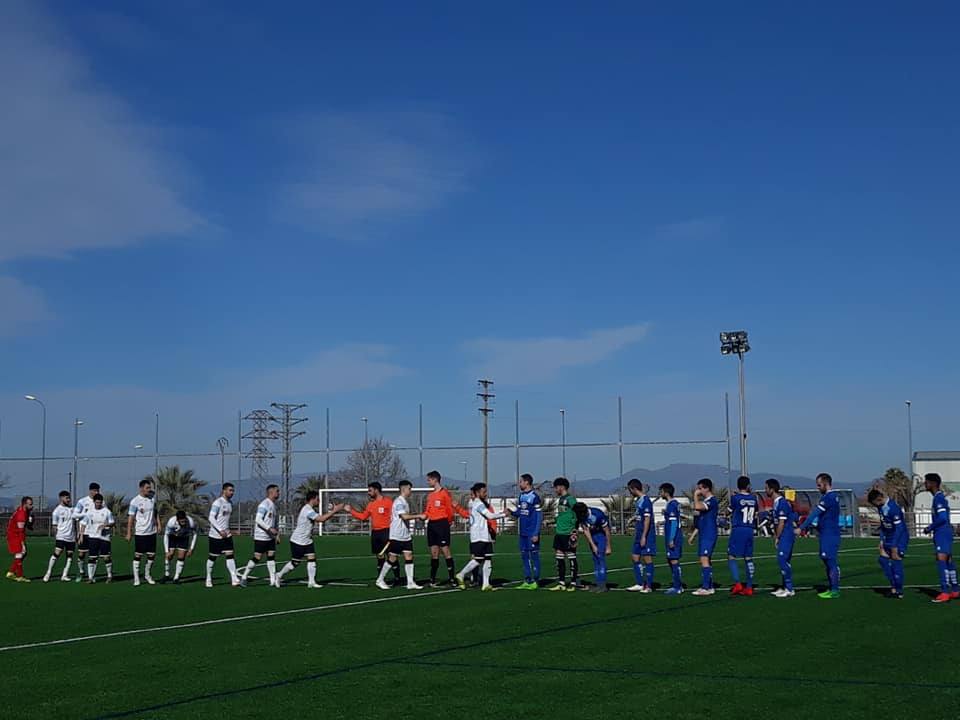 Momento del saludo entre el trio arbitral y los 22 jugadores.