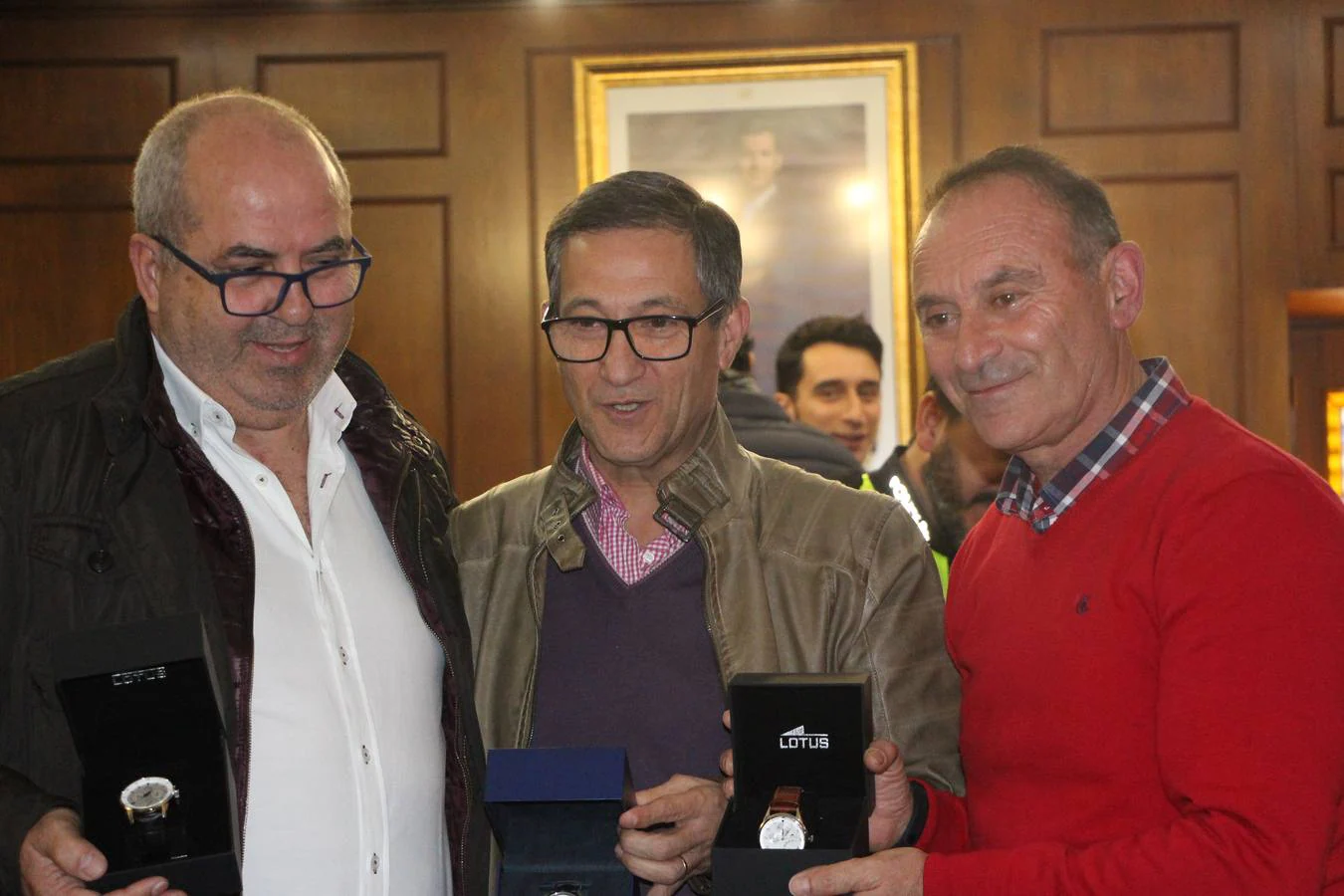 Juan Cuéllar, Antonio Palma e Isidro Moreno, recibiendo unos regalos del ayuntamiento y de sus compañeros en el día de su jubilación como policías locales.