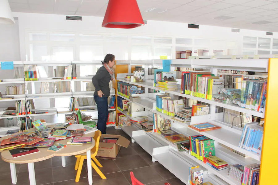 Lali Cortés ultima la colocación de libros en la zona infantil de la nueva biblioteca Eugenio Frutos.